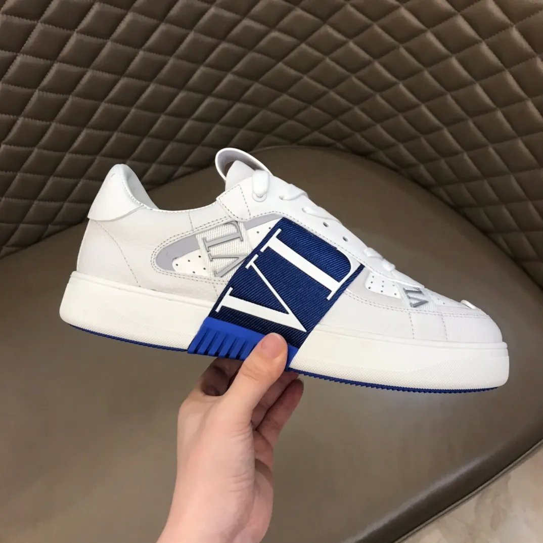 p440 "Valentin*" new spring and summer calfskin lace-up sneakers. No man should be able to refuse these shoes. The classic color scheme is so handsome! Purchase a high-precision replica of the original version to instantly sell off the market currency! 6 VLTN logo rubber effect straps - Valentino Garavani Logo printed on the back and tongue, all materials are customized to ensure quality! Size: 38-44